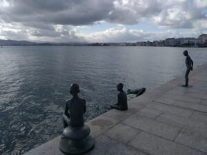 Estatuas de los Raqueros de Santander con Centro Botín al fondo