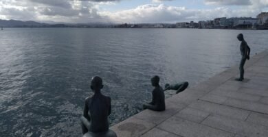 Estatuas de los Raqueros de Santander con Centro Botín al fondo