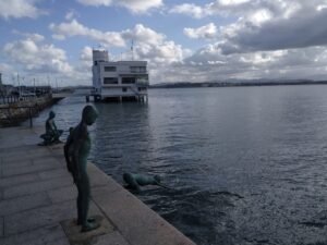 Estatuas de los Raqueros de Santander con Real Club de Vela al fondo